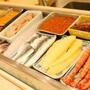 秀逸な食材は、寿司だけでなく店長こだわりの一皿としても楽しめます。漁場に恵まれた北海道だからこそ堪能できる多種多様な魚介。それぞれが持つ魅力を満喫できるよう、丁寧な下処理が施されています。