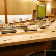 アイドルタイムがないため、いつでも立ち寄ることができる寿司店。カウンターを中心とした空間は、一人でも立ち寄りやすい心地よい場所です。職人技を間近で見られる贅沢な時間を独り占め。