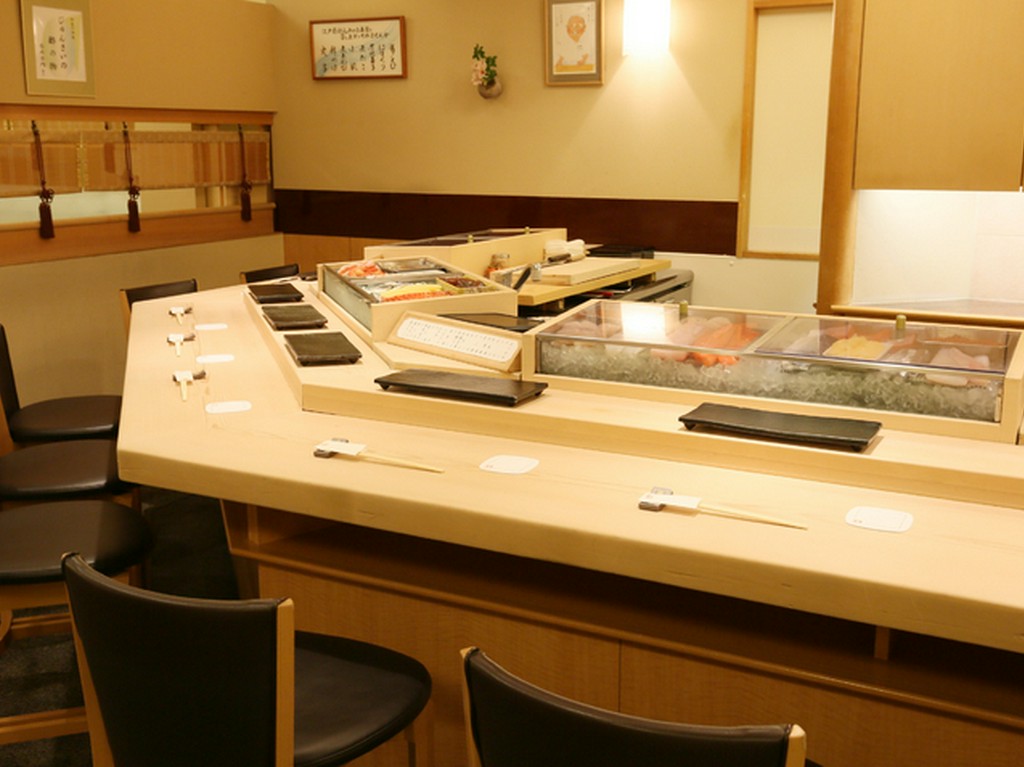 ビジネスの席に最適。職人技を間近に感じるカウンター