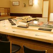 北海道の魅力をふんだんに取り入れた寿司や季節の料理は、遠方から訪れる方にも好評です。また、ネタを見ながら職人と直接やりとりをする臨場感は、海外のお客様にも喜ばれることでしょう。