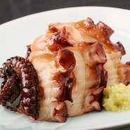 北海道産の水タコを、40分ほどかけてやわらかく煮てあります。柚子胡椒をつければ風味が引き立ち、おつまみに最適な一皿です。