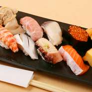 吟味を重ね買い付けされるネタは、新鮮さはもちろん、脂の乗りや旨みも抜群です。一つずつ丁寧に握られた寿司を満喫できる人気の盛り合わせ。（握り寿司10個・お椀）