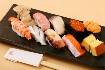 日々かわる四季の旬魚を、自慢の握りで味わい尽くす『牡丹(ぼたん)』