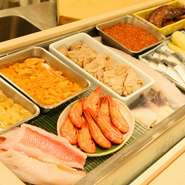 一つずつ吟味しているので、身入りも良く脂の乗りが良いものばかり。その日に入荷したネタを見ながらオーダーしていただけるよう、カウンターにはネタケースを完備しています。