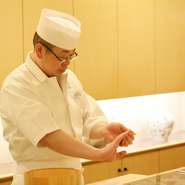 外扉が無いのは、どなたでも気軽に握りたての寿司を味わっていただきたという思いから。時間帯やシーンを問わず、お客様が喜び、美味しいと感じられる一貫を丁寧に握っています。