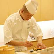 味わいだけでなく見た目の美しさも留意し、一つひとつの料理を丁寧に完成させることがモットー。伝統的な技法を大切に、料理人として進化をしていけるような趣向を凝らしたメニューづくりにも日々向き合っています。