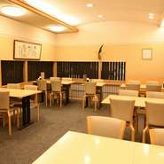 職人技を間近で見られるカウンター席と、家族のだんらんや、友人との集りなど少人数で利用しやすいテーブル席を完備。ゆったりと会話を楽しみながら、わきあいあいと過ごしていただけるお店です。