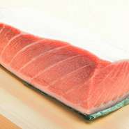 長年培ってきた目利きを元に、吟味を重ね買い付けされるネタは、その都度変化する熟成度に合わせ〆たり、寝かせたり。色の美しさ、香り、脂の質、旨みなど、太鼓判を押せる素晴らしい魚介に出合えます。