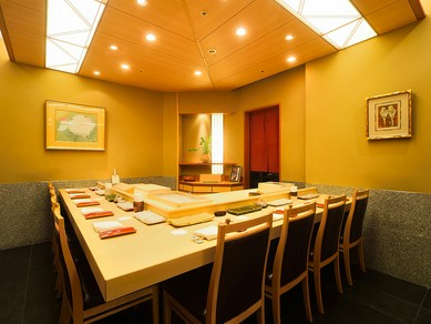 職人技を間近で眺められる、2種類のカウンターは寿司屋の醍醐味