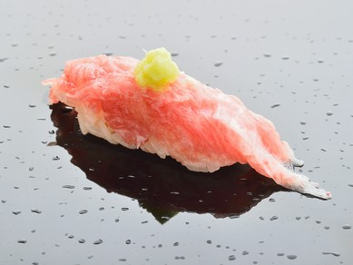 最上級クラスの天然物のみを厳選『マグロ～トロのミルフィーユ』