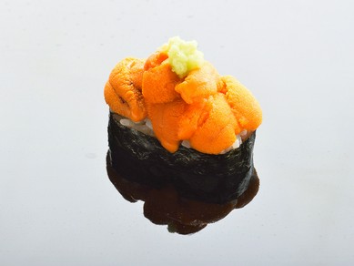 限られた時間の中で、芸術品のように形成された『塩水雲丹』