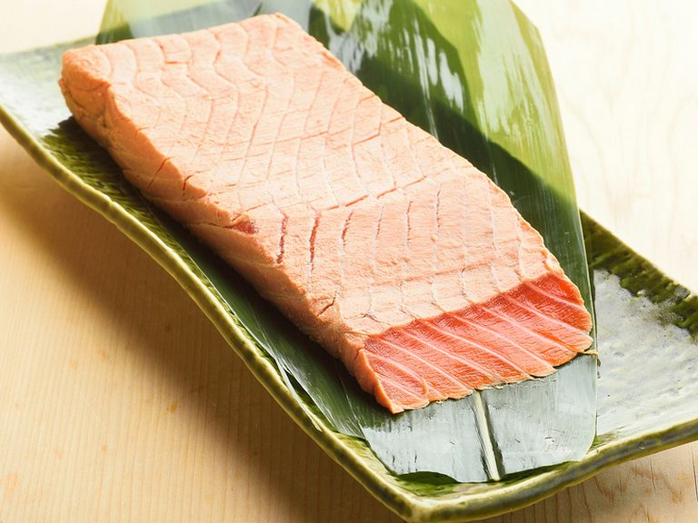 美しい桃色に輝く、北海道付近の海域でしか入手できない「大助」