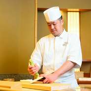 見ていて美しいと思われる所作も職人には必要だと思うので、清潔感があり、てきぱきとした仕事に務めています。寿司一貫を味わうだけで、思わず笑顔になり感動していただける「握り」を目指しています。
