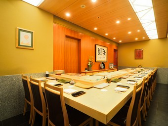 カウンターを中心に、こだわりの寿司とお酒を堪能