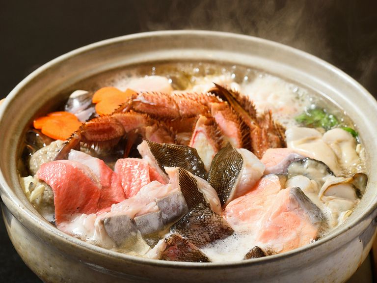 海鮮がたっぷりと入った贅沢な寄せ鍋コースが3種あります