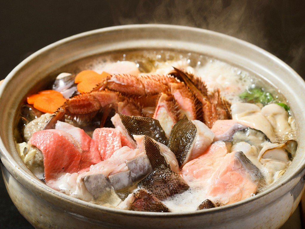 海鮮がたっぷりと入った贅沢な寄せ鍋コースが３種あります