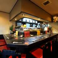 カウンターには常連客のみならず、新規客も多いそう。好みの料理を好きなように食べてほしいとの想いから、「過剰な接客は行いません」と窪田氏。その居心地の良さから一人で訪れる方も多いのだとか。