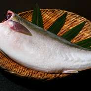 料理人の窪田氏の実家である老舗鮮魚店が隣接し、毎朝築地から仕入れられた鮮魚が手に入ります。また、窪田氏も自ら足立市場へ出向くなど、天然鮮魚にこだわり、その日もっとも脂がのった鮮魚を供しています。