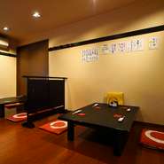 階段を上った２階には広々とした座敷があり、足を崩してリラックスした状態で料理を楽しむことができます。また、仕切りがあるので、隣を気にせず落ち着いた雰囲気の中、食事を楽しめるのも魅力の一つです。