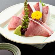 日本海側の、その日もっとも脂がのっている寒ブリを仕入れて提供しています。この日は２日前に仕入れた島根県産のもの。