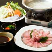 魚の中骨でとった出汁にくぐらせ、さっぱりとポン酢で頂く『天然寒ブリしゃぶしゃぶ』。出汁にくぐらせることで身がしまり、旨味を凝縮されます。※仕入れ値によって価格は異なります（前日までの要予約）