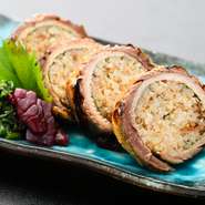 おかかやじゃこ、ごまを混ぜた醤油ベースの米に、厚みのあるさんまを巻いて焼き上げています。さんまには脂がたっぷりとのっていて、焼いている間にその脂が米にしみて絶品です。