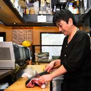 「私自身、外食をする際は自分の時間を大切にしたいので、過剰な接客は行いません」と窪田氏。寡黙に調理する姿には、お客様のペースで好きなものを好きなように食べてほしい、そんな想いが込められています。