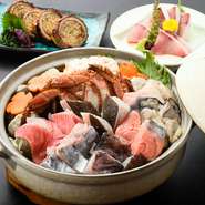 小鉢や刺し盛、焼魚がつくコースや、鍋がメインの『宴会鍋コース』など。お客様の要望に応えるための多彩なメニュー内容が揃っています。また3000円～の『おまかせコース』は、人数や予算、好みに応じて対応可能。