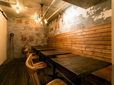 テーブル席でゆったりと食事を堪能