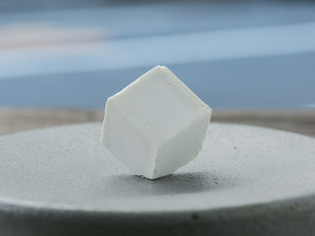 スプーンで割ると中身が出てくる『キューブ』