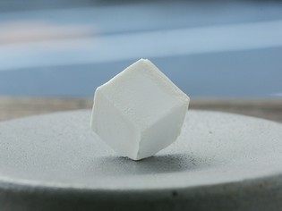 スプーンで割ると中身が出てくる『キューブ』