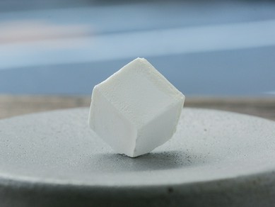 スプーンで割ると中身が出てくる『キューブ』