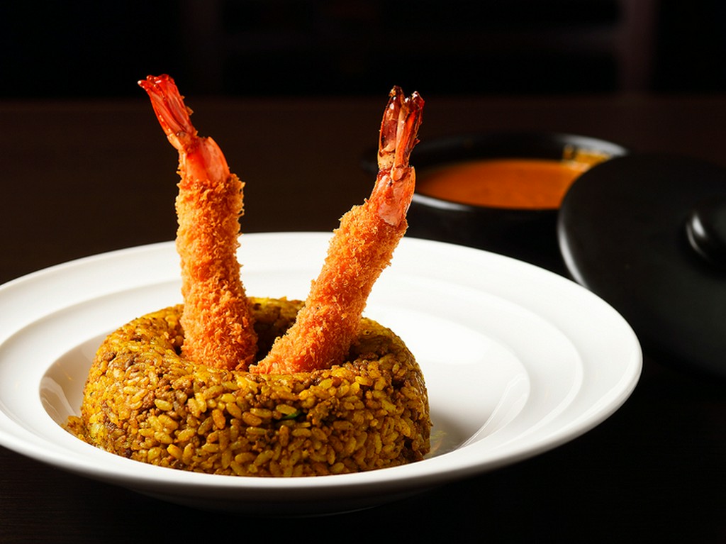 直立した2本の海老フライが強烈なインパクトを与える『海老フライとドライピラフ クリームカレー添え』