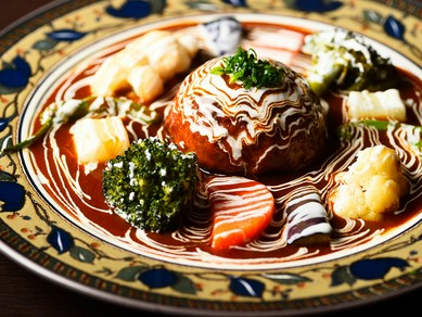 美しい盛りつけに心が躍る『ハンバーグステーキ・シチューソース』