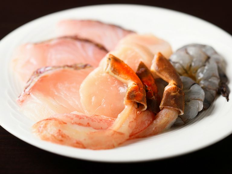 魚介類を贅沢に使うことで生まれる、唯一無二の味