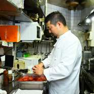 メイン料理はすべて、サラダ・ご飯・香の物がセットになっています。お米はさかえ農園で減農薬栽培されたコシヒカリを使用。おかわりも大盛りも無料です。サラダのドレッシングも追加できますのでお声掛けください。