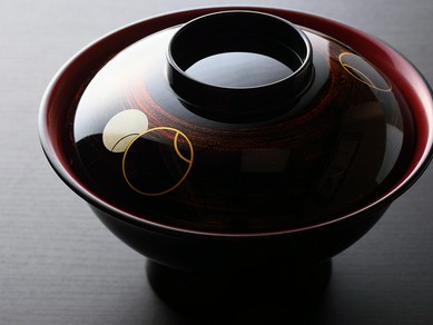 高級感あふれる美しい器は、最後まで美味しくいただく知恵