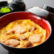 『親子丼』に炙った“熟成軍鶏のささみ”を添えた親子丼です