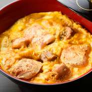 鶏モツが原料の発酵調味料“鶏醤”を用いた熟成軍鶏を3年前に開発しました。酵素の働きにより旨味成分のアミノ酸が増え、なめらかな肉質へと変化します。伝統の親子丼に、最新の熟成鶏を添えた味をご堪能ください。