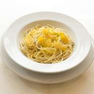 自家製カラスミをふんだんに使った贅沢なパスタ。シンプルな味付けで、カラスミ本来の風味が楽しめます。