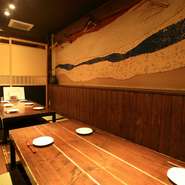 店内の壁には宮崎の綾町をイメージした和紙の装飾など、地元宮崎らしい演出が施されています。落ち着ける個室はパーテーションで仕切れば2名からご利用可能。人気の個室は早めの予約をおすすめします。