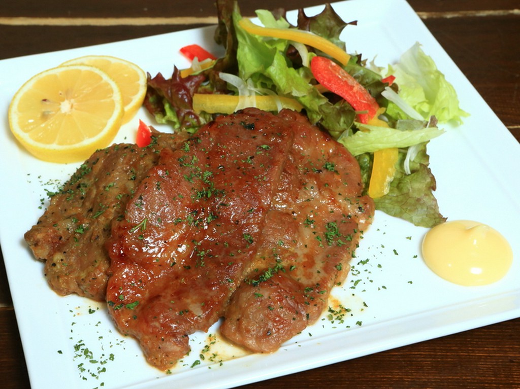 スパイシーな風味と深いコクがたまらない『イベリコ豚カルビの特製漬け込み焼』