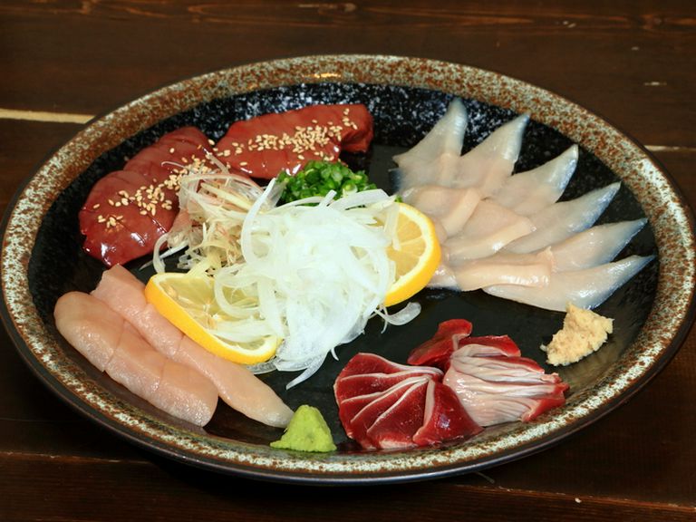 地頭鶏の甘み、旨みを存分に味わえる『地頭鶏のとり刺し　豪華4点盛り』