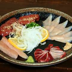 地頭鶏の甘み、旨みを存分に味わえる『地頭鶏のとり刺し　豪華4点盛り』