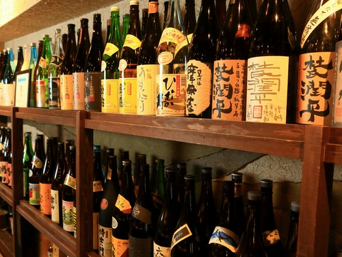 店内に並ぶ豊富なお酒