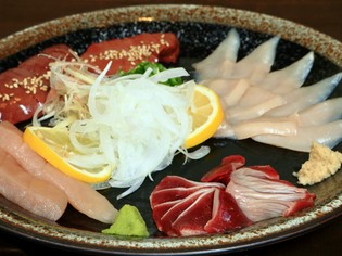 宮崎、綾の地頭鶏の旨みを堪能できる『とり刺し　豪華4点盛り』