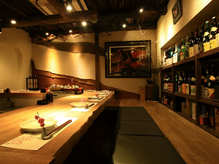 カウンター席で美味しい料理とお酒を味わうひとときを