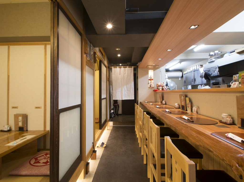 落ち着ける雰囲気の店内で、くつろぎながらお食事を