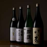 酒屋さんの大将に料理を食べてもらい、合うものを相談しながら仕入れているという日本酒は、定番商品は勿論、季節のものや古酒など、プロの意見を取り入れたラインナップが揃っています。