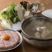 白濁ではなく、澄んだ塩味のスープでいただく『鶏の水炊き』は、ポン酢を使わず、鶏の旨みとスープの味わいで最後まで食べることのできる逸品です。